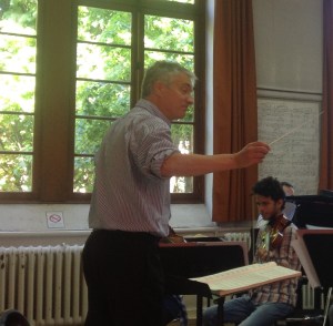 Le Chef d'orchestre Philippe Hui en répétition avec les grands élèves du CRD de Pantin