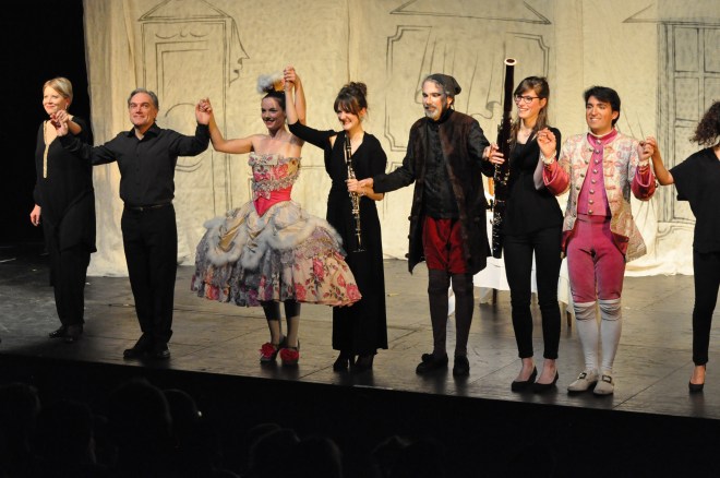 Une partie de la troupe autour du metteur en scène Yves Coudray
