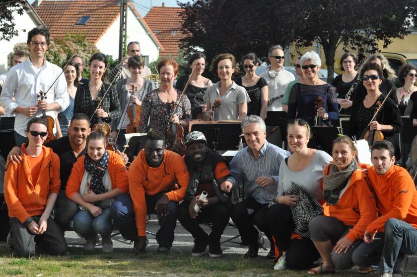 Les musiciens de la Philharmonie des Deux Mondes avec Philippe Hui et les jeunes d'Unis-Cité
