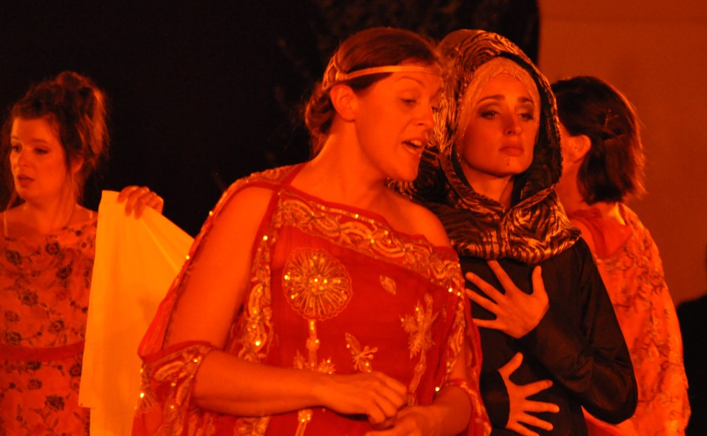 Hélène (Marie Kalinine) et sa suivante (Morgane )