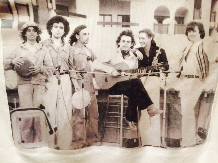 Roland Dyens et son groupe de musique Brésilienne dans les années 75. Avec, de Gche à Dte: Jean-Luc Ceddaha, Paul Mindy, J.Christophe Hoarau, Yanninck Le Goff et Michel Terrioux. 